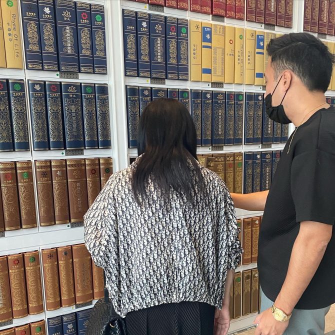 余苑綺病逝一個月⋯李亞萍探望女兒　塔位前背影惹鼻酸