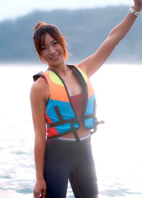 段慧琳暴雨中泳渡日月潭！硬著頭皮下水　解鎖「臺灣人必做三件事」