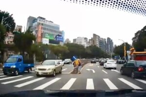 險象環生！老婦拄拐杖「卡馬路中央」動彈不得　畫面曝光超驚險