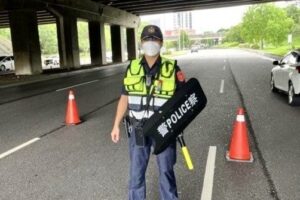 臂盾壓陣！毒男藉打電話企圖拖延　保大警包圍強力緝毒