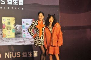 母女同台現身　小S 攜許老三代言品牌益生菌