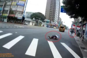 毒蟲見警心虛！車陣中搏命狂奔　自摔馬路中央遭逮