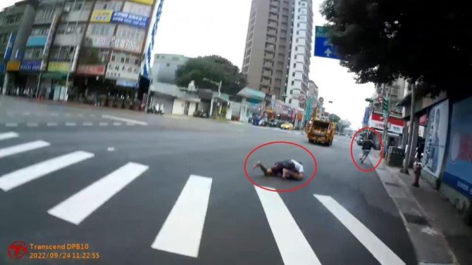 毒蟲見警心虛！車陣中搏命狂奔　自摔馬路中央遭逮