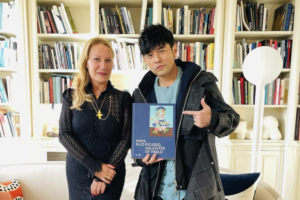 超強人脈！周杰倫法國行「畢卡索孫女家做客」　網驚呼：穿越時空