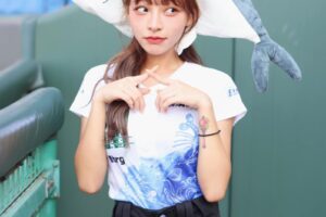 甜美女神形象崩壞！林襄路邊脫罩抽菸被拍　經紀人道歉：會努力戒掉