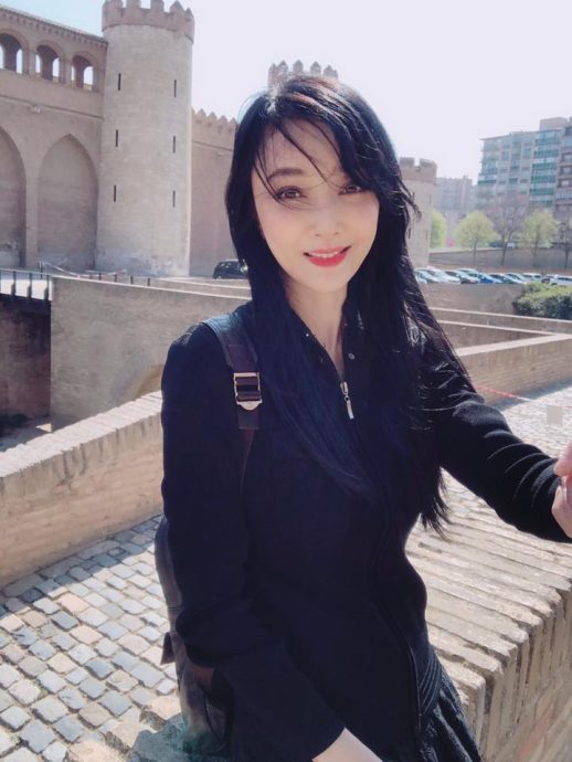 國慶冒風雨登七星峰！56歲美魔女「國旗比基尼」濕身慶雙十