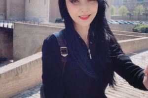 國慶冒風雨登七星峰！56歲美魔女「國旗比基尼」濕身慶雙十