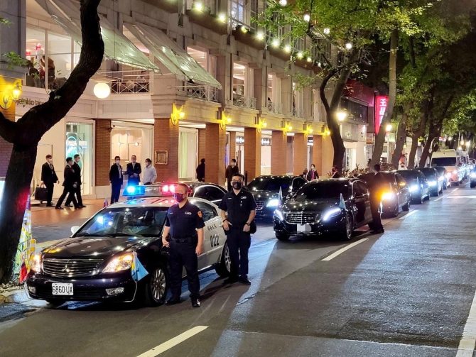 國慶日仍堅守崗位！交通、維安滴水不漏　佛光山贈熱食保大警暖心又暖胃