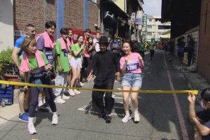 胡瓜被逼上「天王轎」又被整！頭頂水淋臉噴滿身