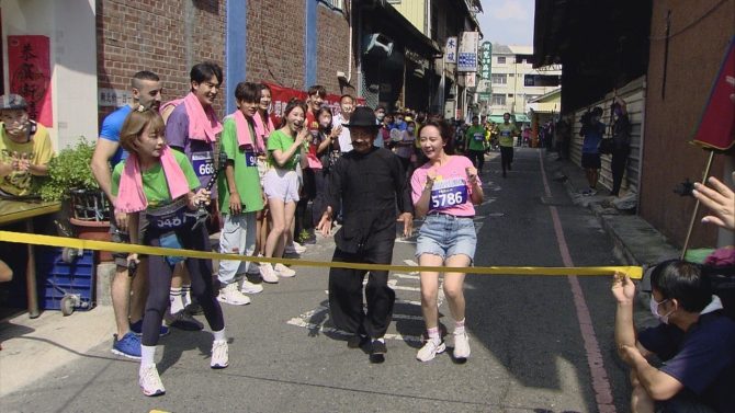 胡瓜被逼上「天王轎」又被整！頭頂水淋臉噴滿身