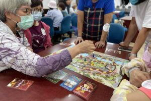 融入高齡學習打造銀髮桌遊　成教專家推動全台樂齡健康與永續教育