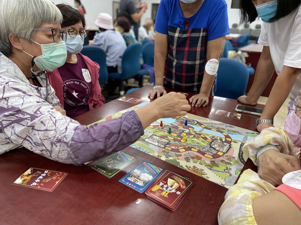 融入高齡學習打造銀髮桌遊　成教專家推動全台樂齡健康與永續教育
