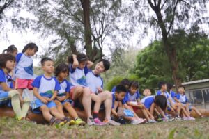 小學生爬上身、頭上放碎石花草　博恩「上課比下課還累」哀嚎：這是霸凌！