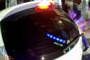 車拋錨卡路中！女駕駛驚慌失措　警民合力推車、借電霸急救援