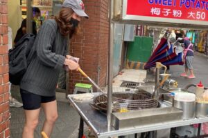 陳庭妮現身西門町「炸地瓜球」！還原爆笑真相：成功篡位