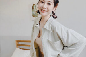 一陣狂風Albee「上衣遭吹翻蓋住臉」⋯路人全看光：一顆南瓜