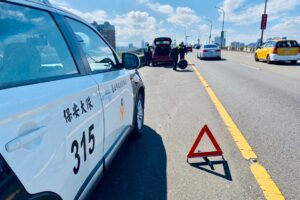二寶媽上路突爆胎！保大暖警助脫困　授爆胎自保5措施