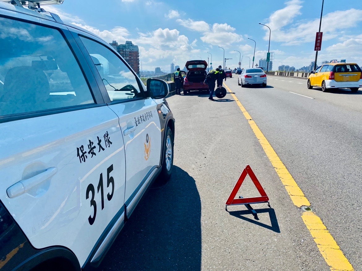 二寶媽上路突爆胎！保大暖警助脫困　授爆胎自保5措施