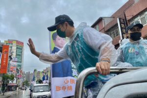 黃崇真掃街爭取選民支持　母黃傅淑香請假風雨相伴