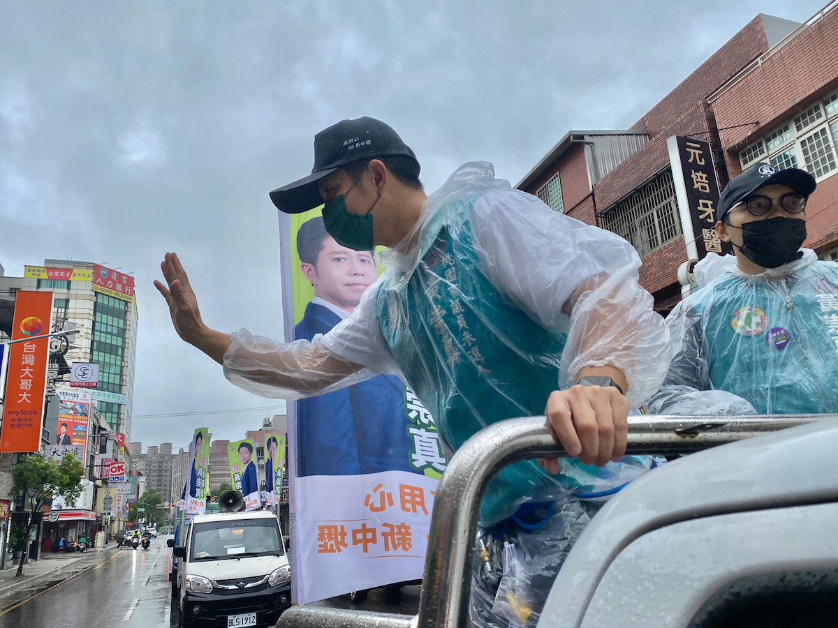 黃崇真掃街爭取選民支持　母黃傅淑香請假風雨相伴