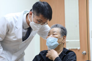 八旬嬤「泡泡眼」體重還爆增一度快破百！醫揪病因：竟是「它」惹禍