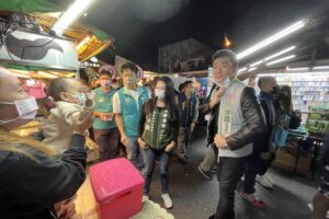 李羅現身中壢夜市助選　婆媽樂翻拿手機瘋搶拍