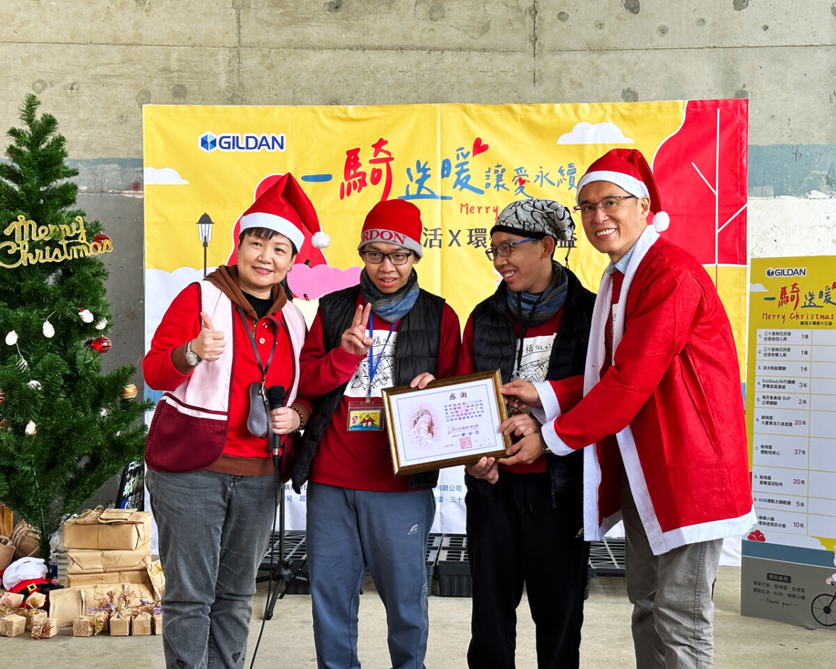 「百位聖誕老人」騎單車25Km街頭分享愛！知名素Ｔ品牌「GILDAN吉爾登」兼顧環保、公益、樂活三大理念慶聖誕