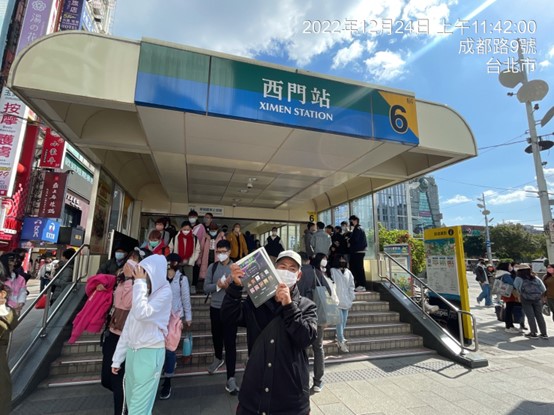 台北街頭逛大街！「區塊鏈頭條」媒體搭捷運