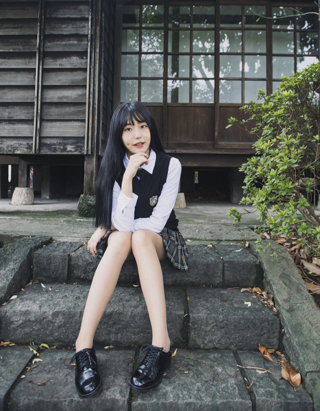 18歲電機斜槓女孩娜恩　「天使臉蛋魔鬼身材」IG擁上萬粉絲