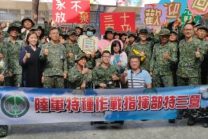 影/4年前跳傘1300呎高空墜地 傘兵秦良丰今首次重返部隊慶生