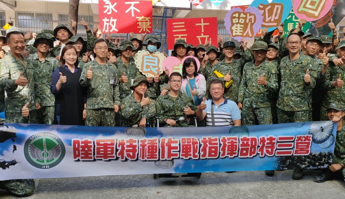 影/4年前跳傘1300呎高空墜地 傘兵秦良丰今首次重返部隊慶生