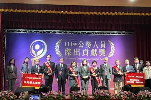 屏東縣府團隊二度榮獲公務人員傑出貢獻獎團體獎