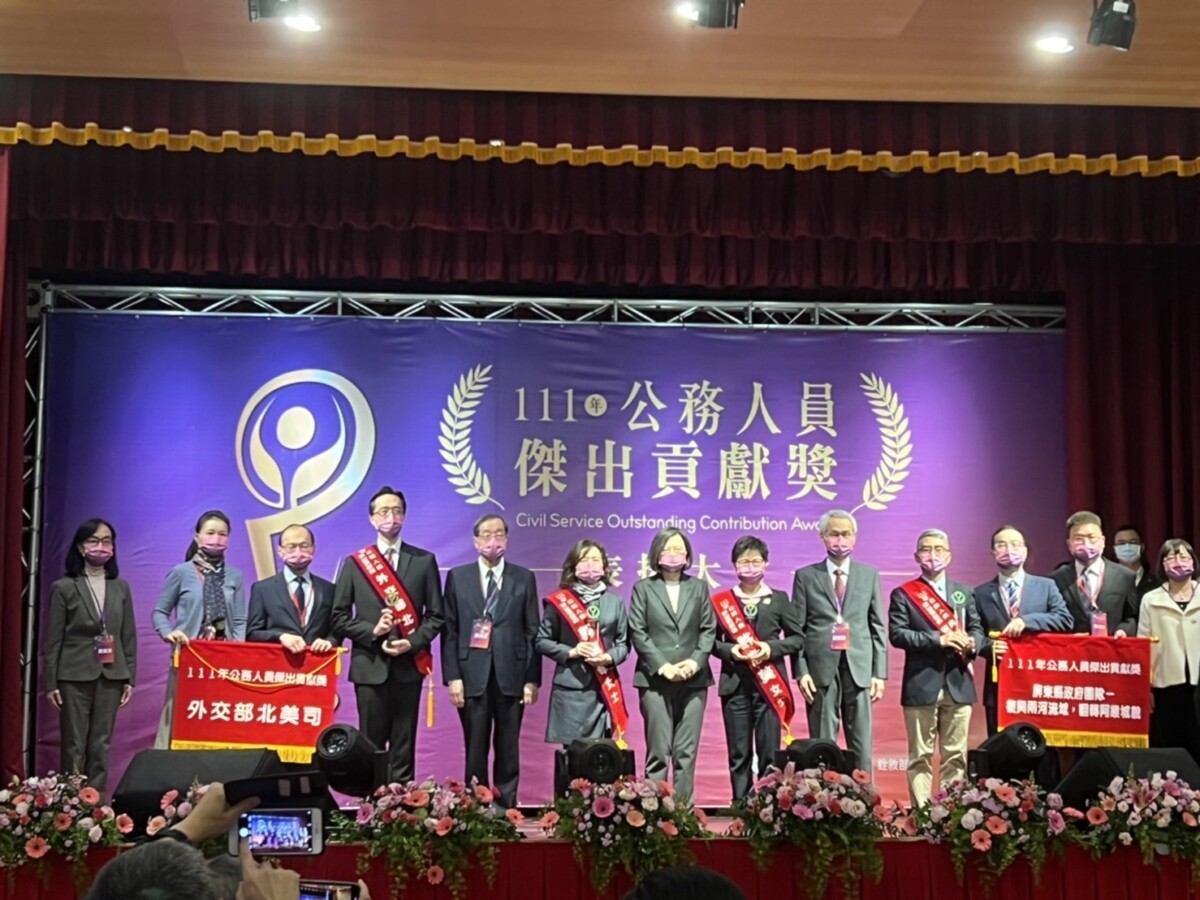 屏東縣府團隊二度榮獲公務人員傑出貢獻獎團體獎