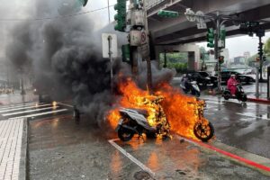 路檢突遇火燒車！保大勇警徒手搬機車阻大火延燒