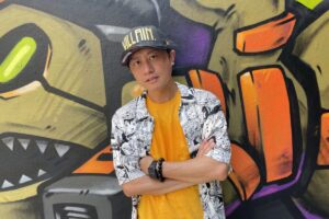 前男團成員接主持棒！體驗許孟哲打冰球　穿冰鞋「企鵝踏步」摔飛