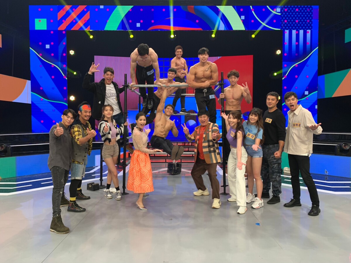 健身猛男化身人體國旗！吳怡霈踩上去嚇壞　滑下來被「火車便當」抱住