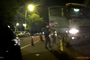 尿遁落跑！4條通緝犯又攜毒　遭保大警識破就逮