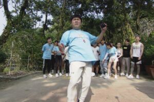 胡瓜送福利服務粉絲！「資深嬤級女粉」索吻　全場嗨翻