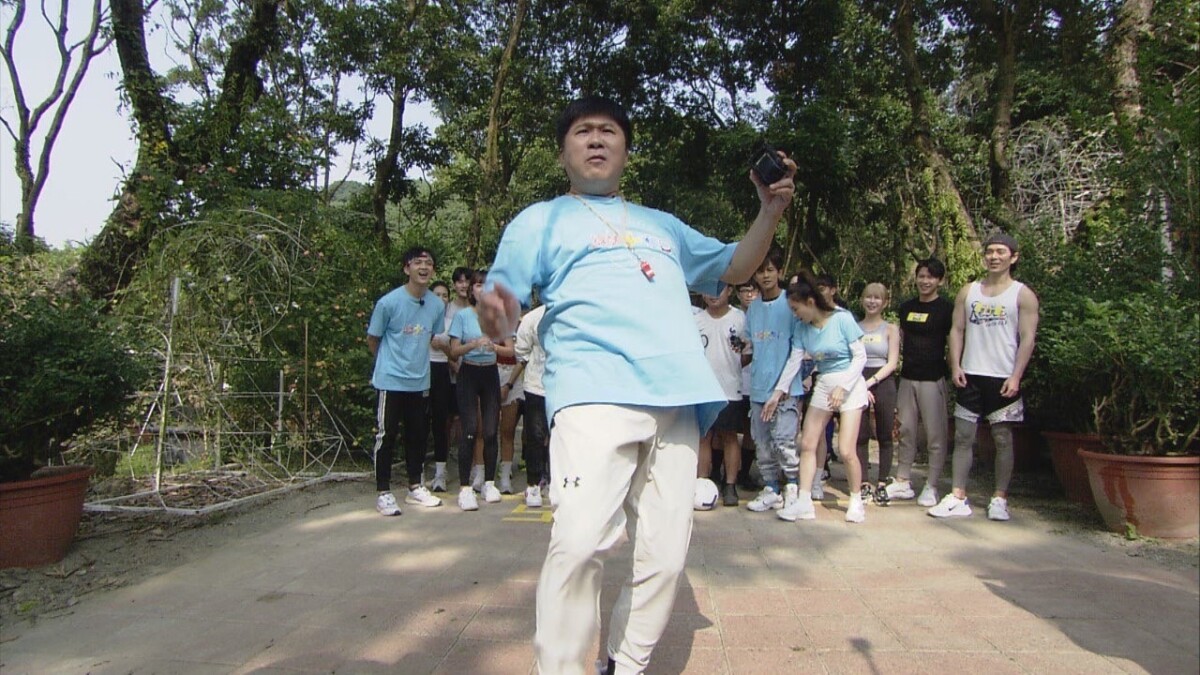 胡瓜送福利服務粉絲！「資深嬤級女粉」索吻　全場嗨翻