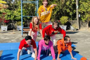 跳鼓陣下腰挑戰！王燦筋太硬倒地顫抖　籃籃神招偷吃步