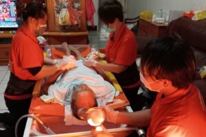 屏東縣府長照沐浴車到宅服務 春節不打烊