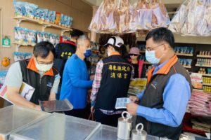 屏東消保官帶隊突擊稽查年貨 確保食安