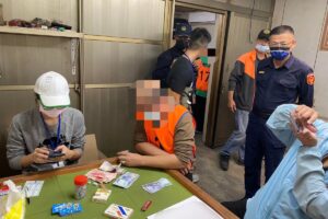 影/市場休市職業賭場開市 屏警破門攻堅