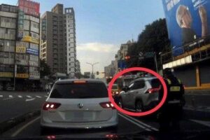 醉男睡死卡路中大塞車！保大警敲窗驚醒　加速逃離仍遭逮