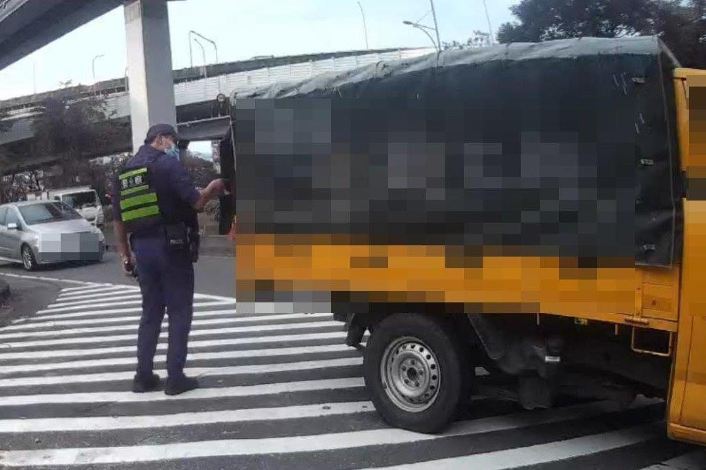 隱形斗篷？！路檢攔停小貨車　帆布棚內竟躲通緝犯