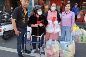 鄉代結合在地宮廟「寒冬送暖」紅包物資關懷弱勢