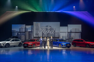 林依晨拍新車廣告「火爆怒摔」顛覆形象　上山下海：以為代言觀光局