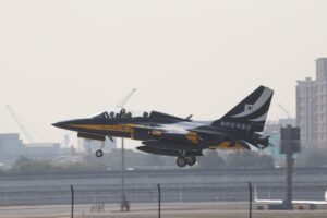 南韓黑鷹特技教練機過境小港機場 航空迷搶拍