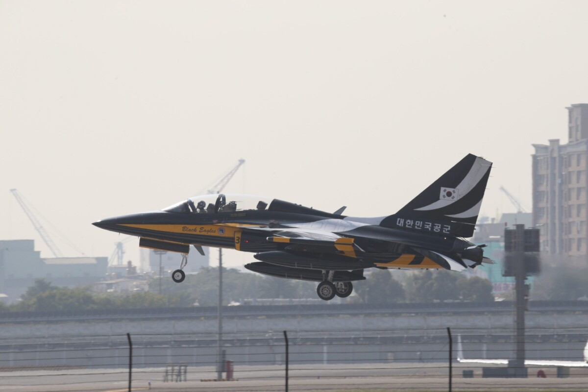 南韓黑鷹特技教練機過境小港機場 航空迷搶拍