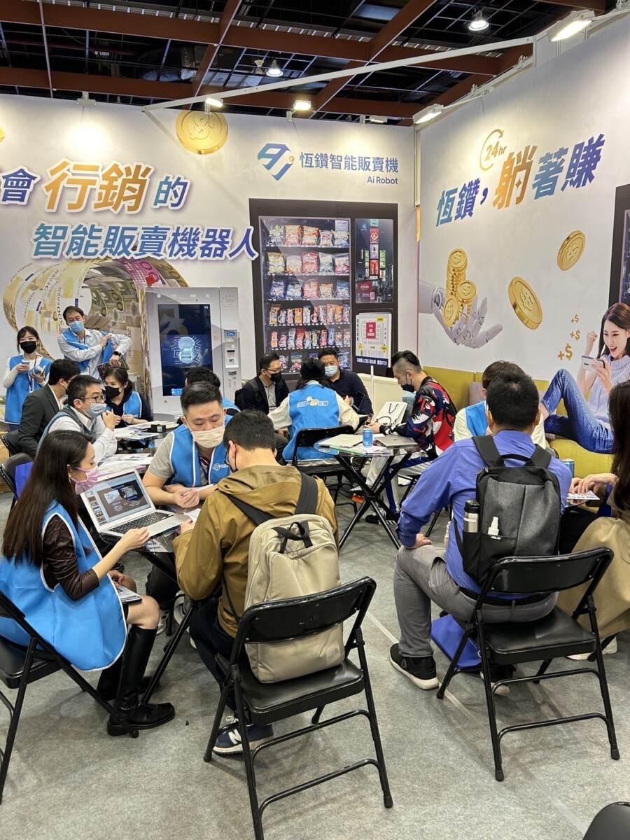 智能販賣機投資熱，「恆鑽」加盟展首日爆排隊人龍